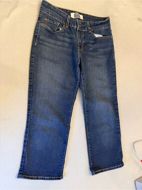 Woman’s Signature by Levi Strauss Capri Jeans Size 8